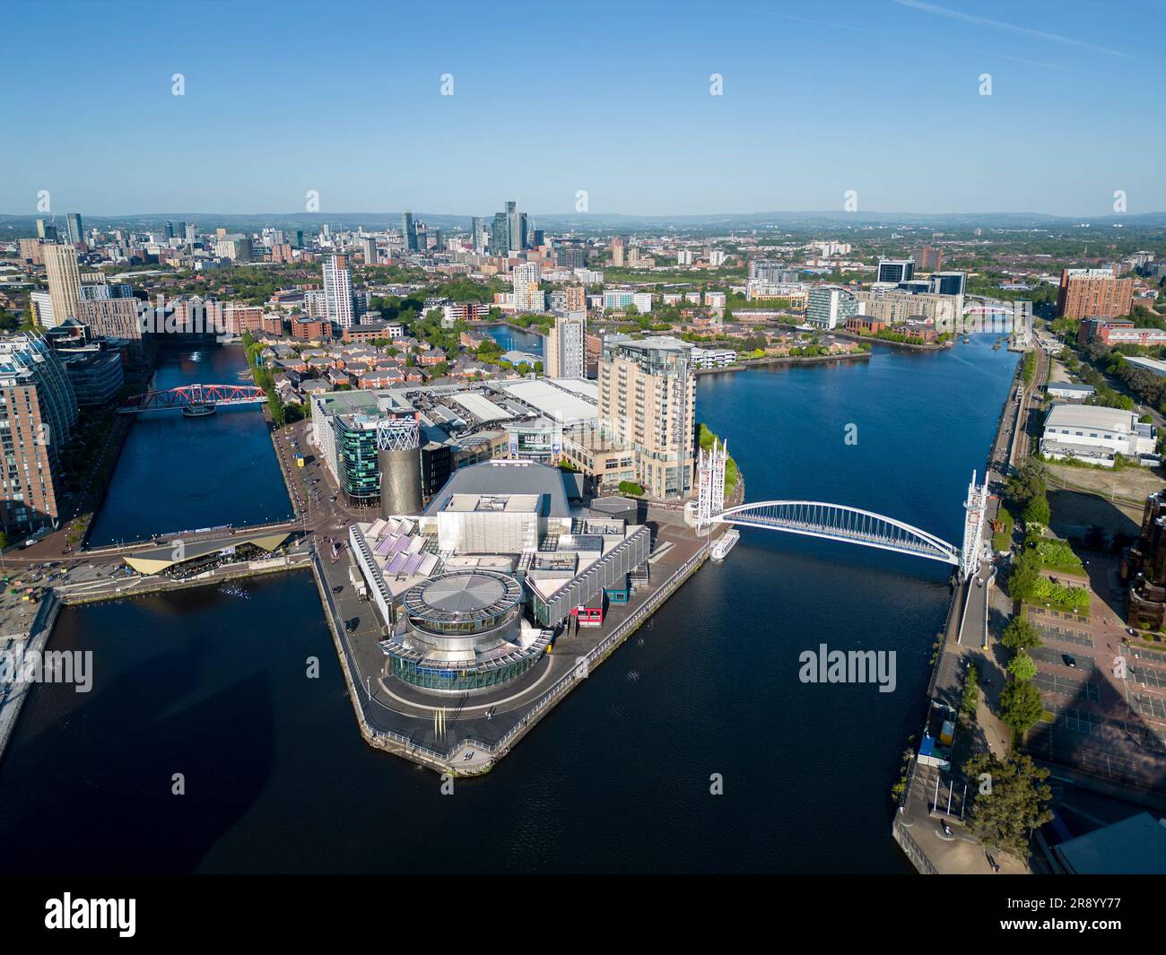 Il Lowry Centre a Salford Quays con Manchester sullo sfondo, Inghilterra Foto Stock