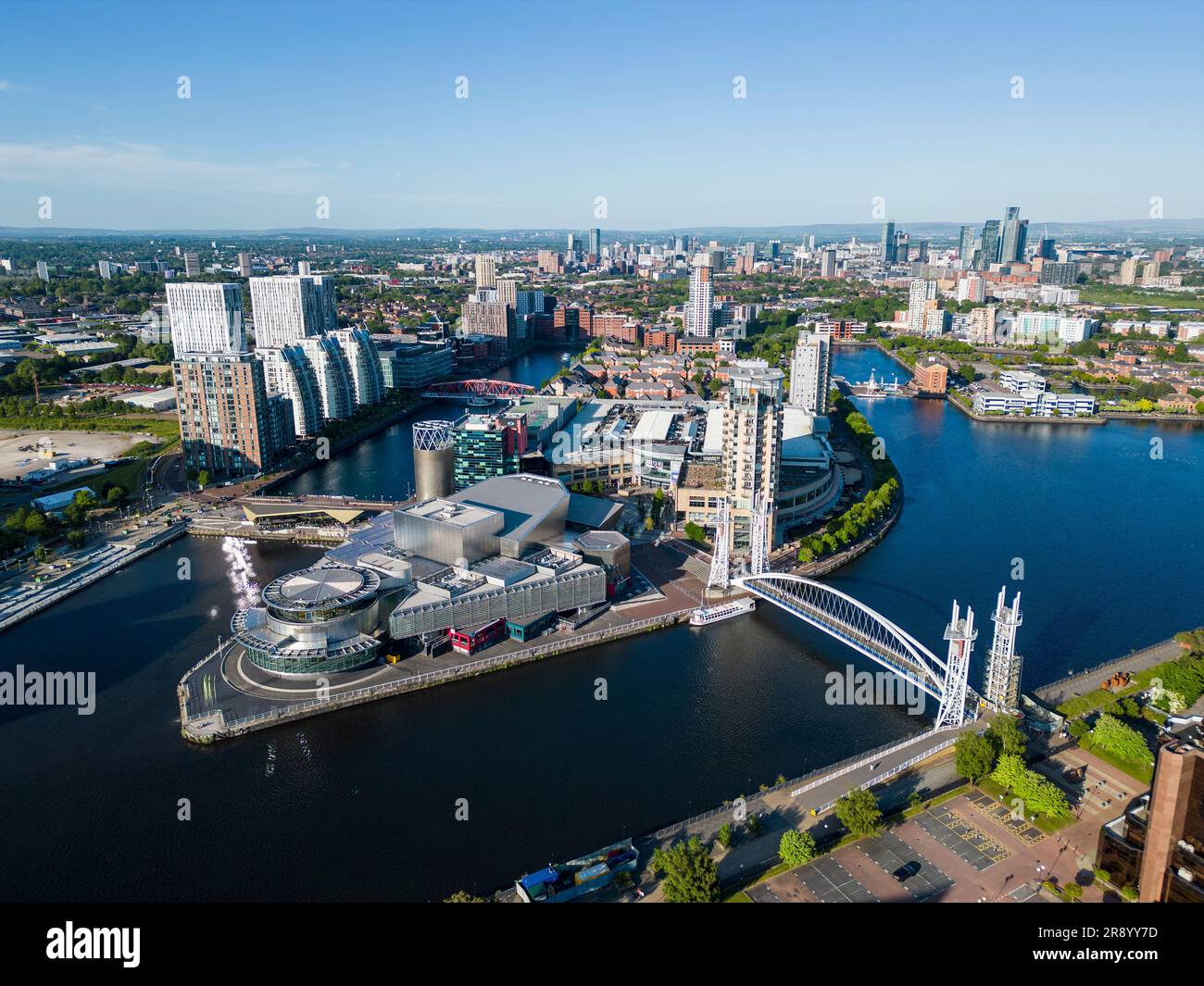 Vista aerea del Lowry Centre a Salford Quays con Manchester sullo sfondo, Inghilterra Foto Stock