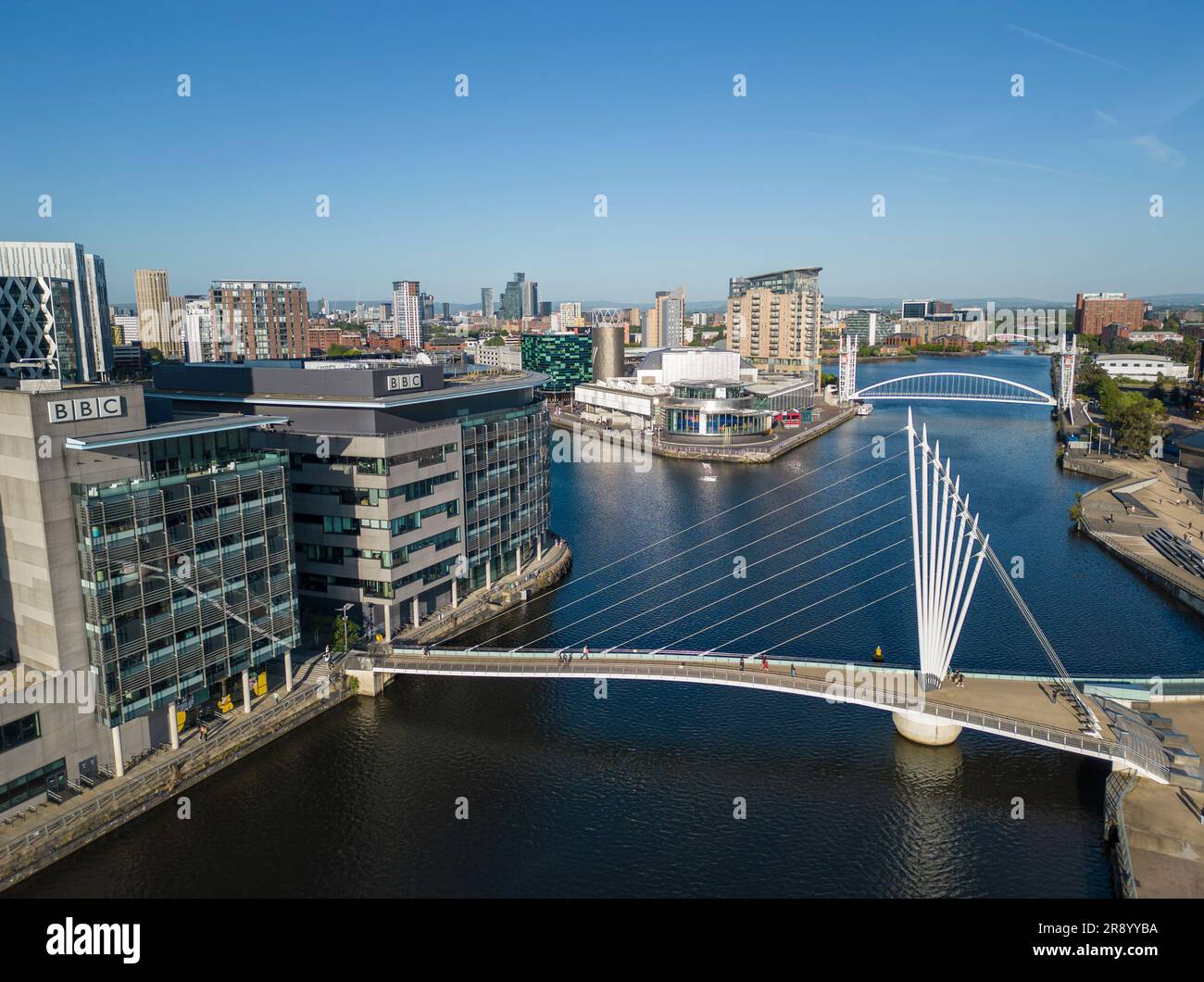 Vista aerea BBC Quay House e Media City Footbridge, Salford Quays, Manchester, Inghilterra Foto Stock