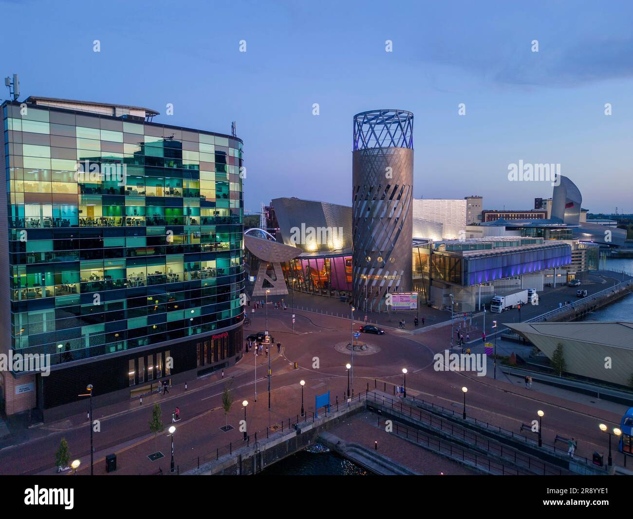 Vista aerea del Lowry Centre al tramonto, Salford Quays, Manchester, Inghilterra Foto Stock