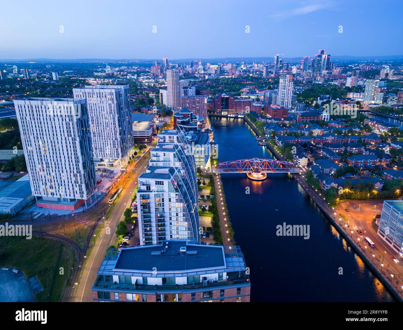 Vista aerea degli appartamenti NV e delle case residenziali, Salford Quays, Manchester, Inghilterra Foto Stock