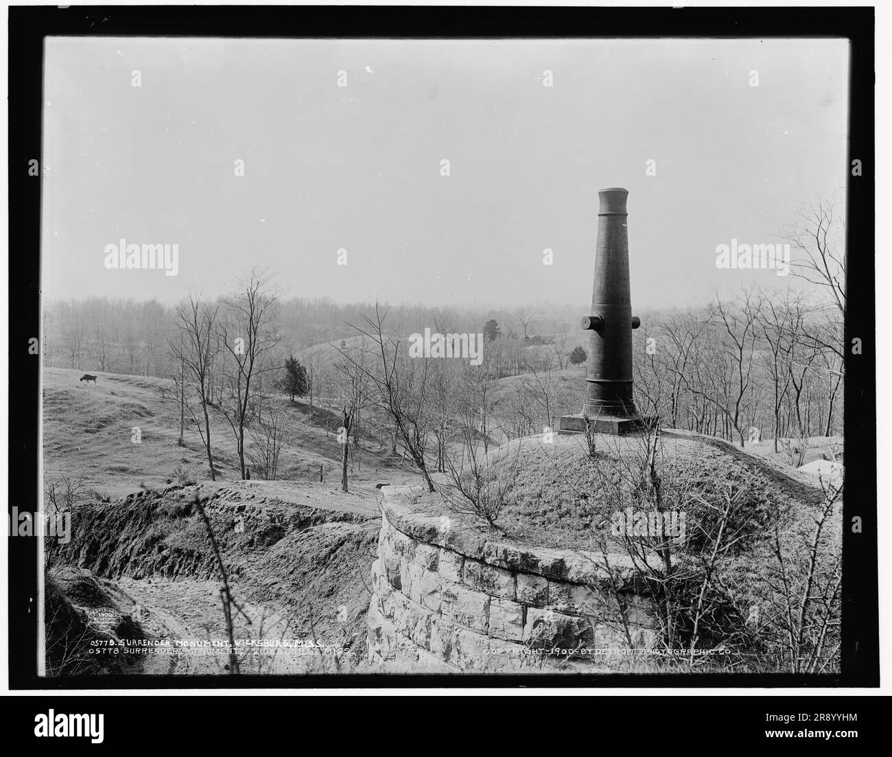 Surrender Monument, Vicksburg, Miss, c1900. Cannon segnò il luogo dell'incontro tra il tenente generale John C. Pemberton dell'esercito confederato del Mississippi e il maggiore generale Ulysses S. Grant, capo dell'esercito del Tennessee, il 4 luglio 1863. Foto Stock
