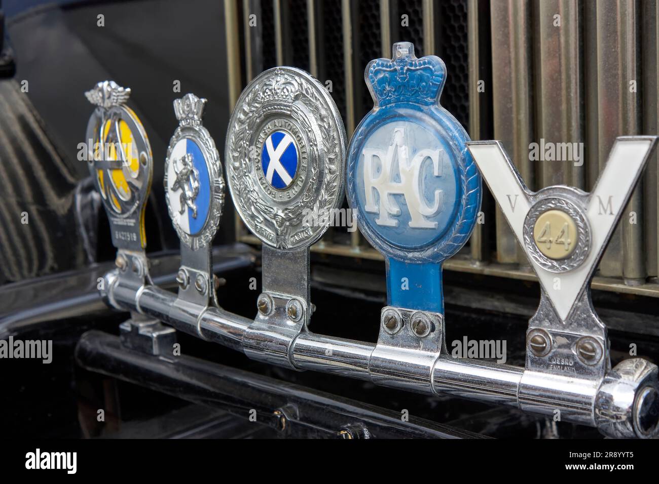 Auto d'epoca Oldtimer con stemmi metallici del Royal Scottish Automobile Club su un rack davanti alla griglia dell'auto. Foto Stock
