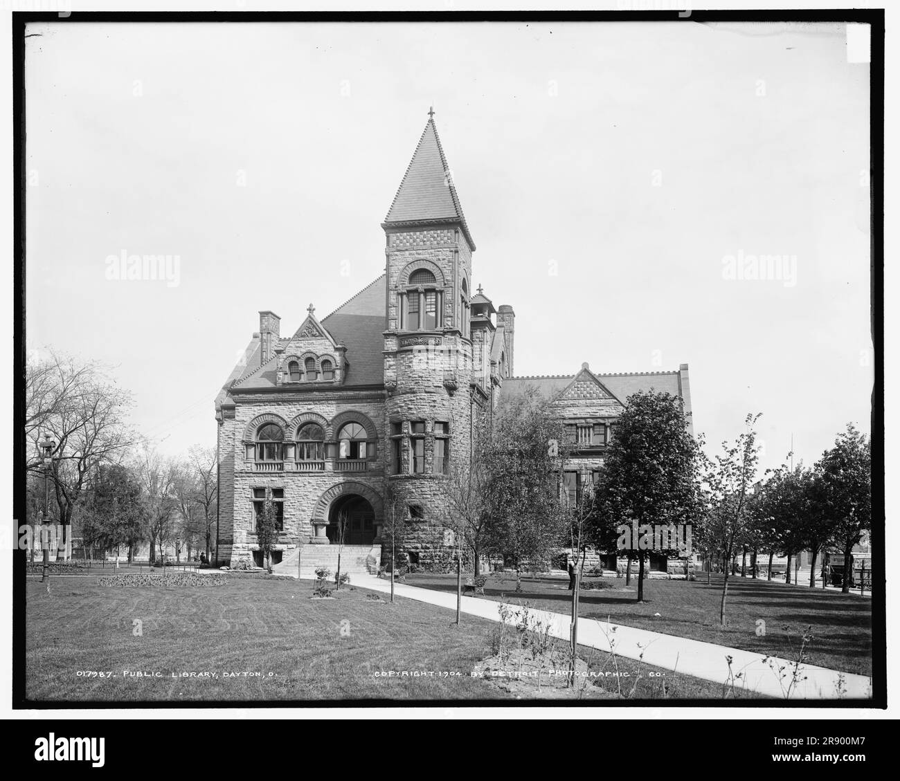 Biblioteca pubblica, Dayton, Ohio, c1904. La vecchia biblioteca principale fu progettata da Peters &amp; Burns, e rimase in Cooper Park dal 1888 fino a quando fu demolita nel 1962. Foto Stock