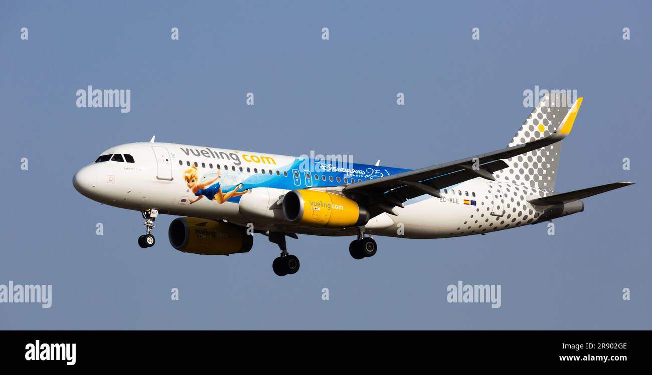 Aereo di volo Vueling linea aerea con la colorazione Disney viene Foto  stock - Alamy