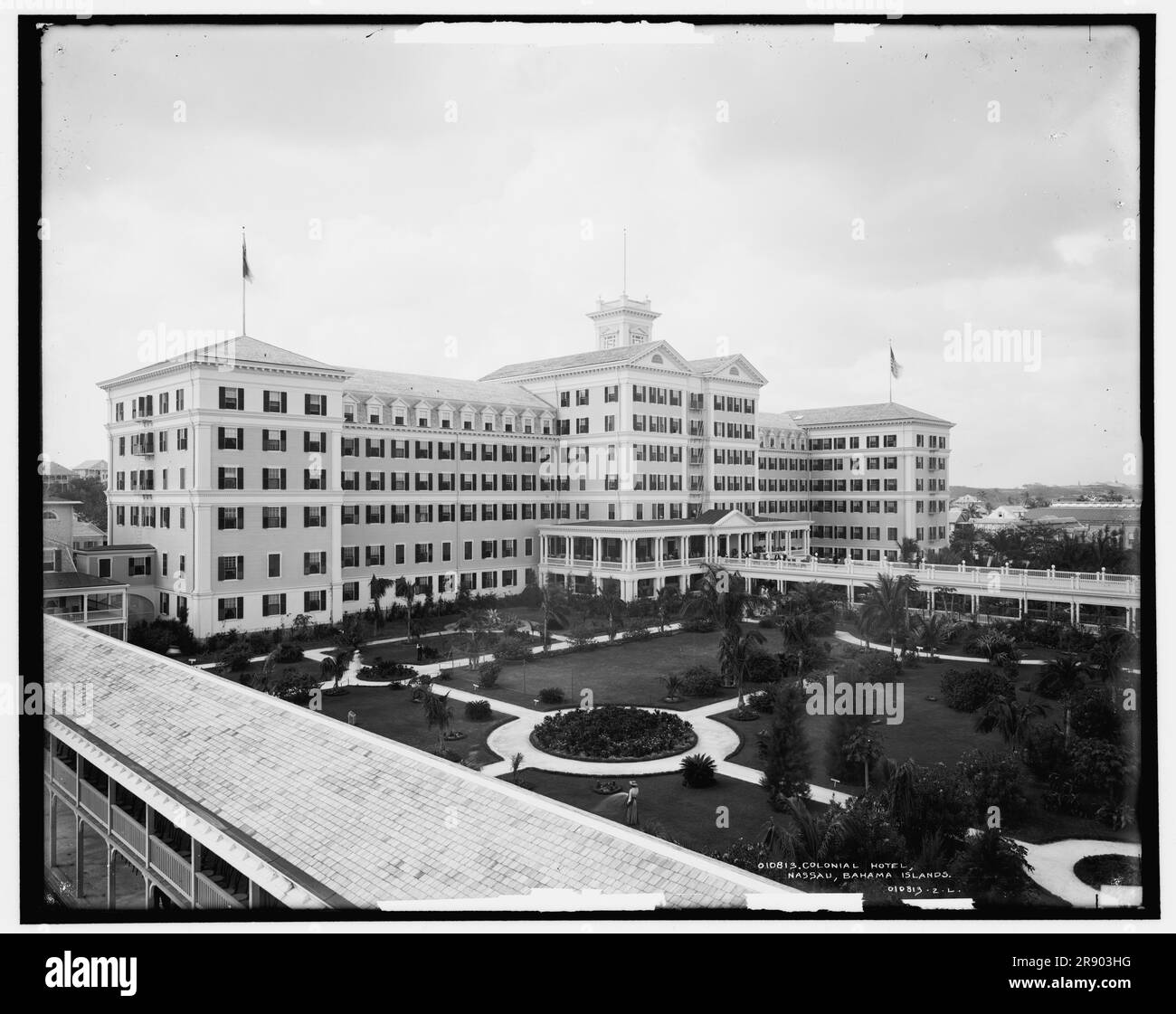 Colonial Hotel, Nassau, Isole Bahama, c1904. (Nota la donna che annaffia il centro del fondo erba). Foto Stock