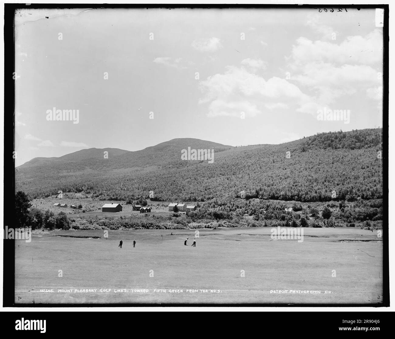 Monta i campi da golf Pleasant, verso il quinto green dal tee n.. 5, tra 1890 e 1901. Foto Stock