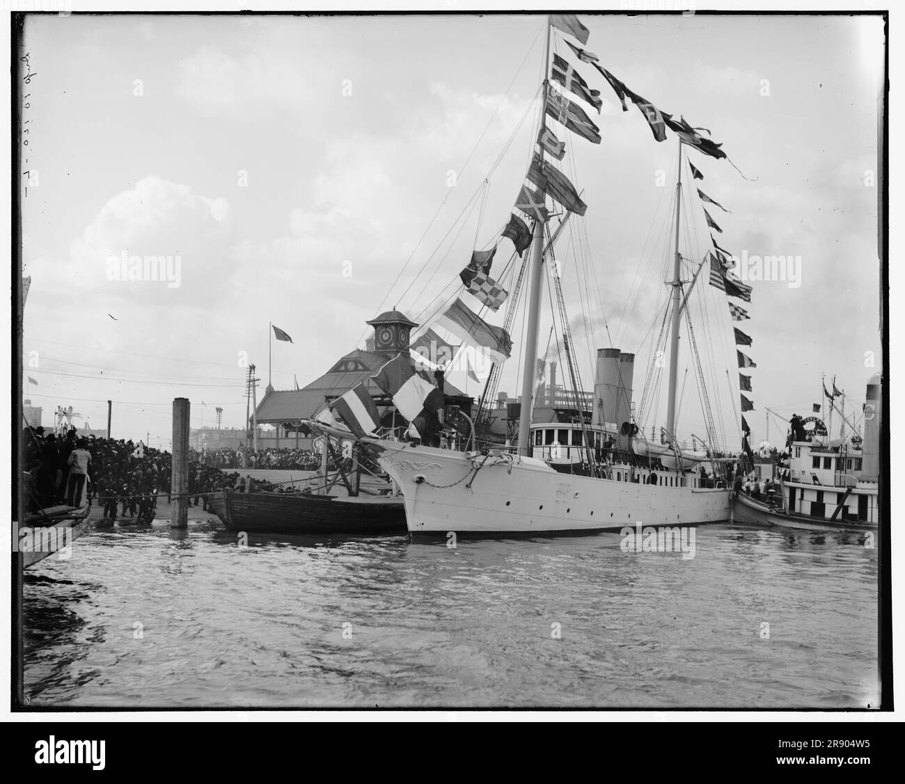 Mardi Gras, arrivo di Rex sulla U.S.S. Galveston, New Orleans, la, c1900. C-17/PG-31/CL-19 US Navy Protected Cruiser, ha servito durante la prima guerra mondiale Il personaggio di "Rex" regna come "il re del Carnevale" e prende parte al concorso Rex durante le festività annuali del Mardi Gras. Foto Stock