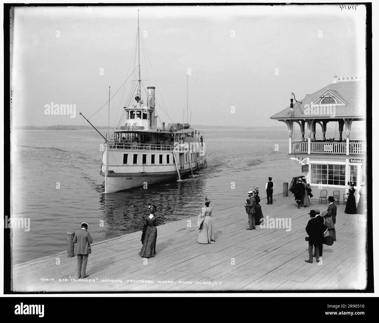 Str. Islander Nearing Frontenac Wharf, Round Island, N.Y., tra il 1890 e il 1901. Passeggeri in attesa della nave della Thousand Island Steamboat Company - cartello American Express e biglietteria sulla destra. St Lawrence River. Foto Stock