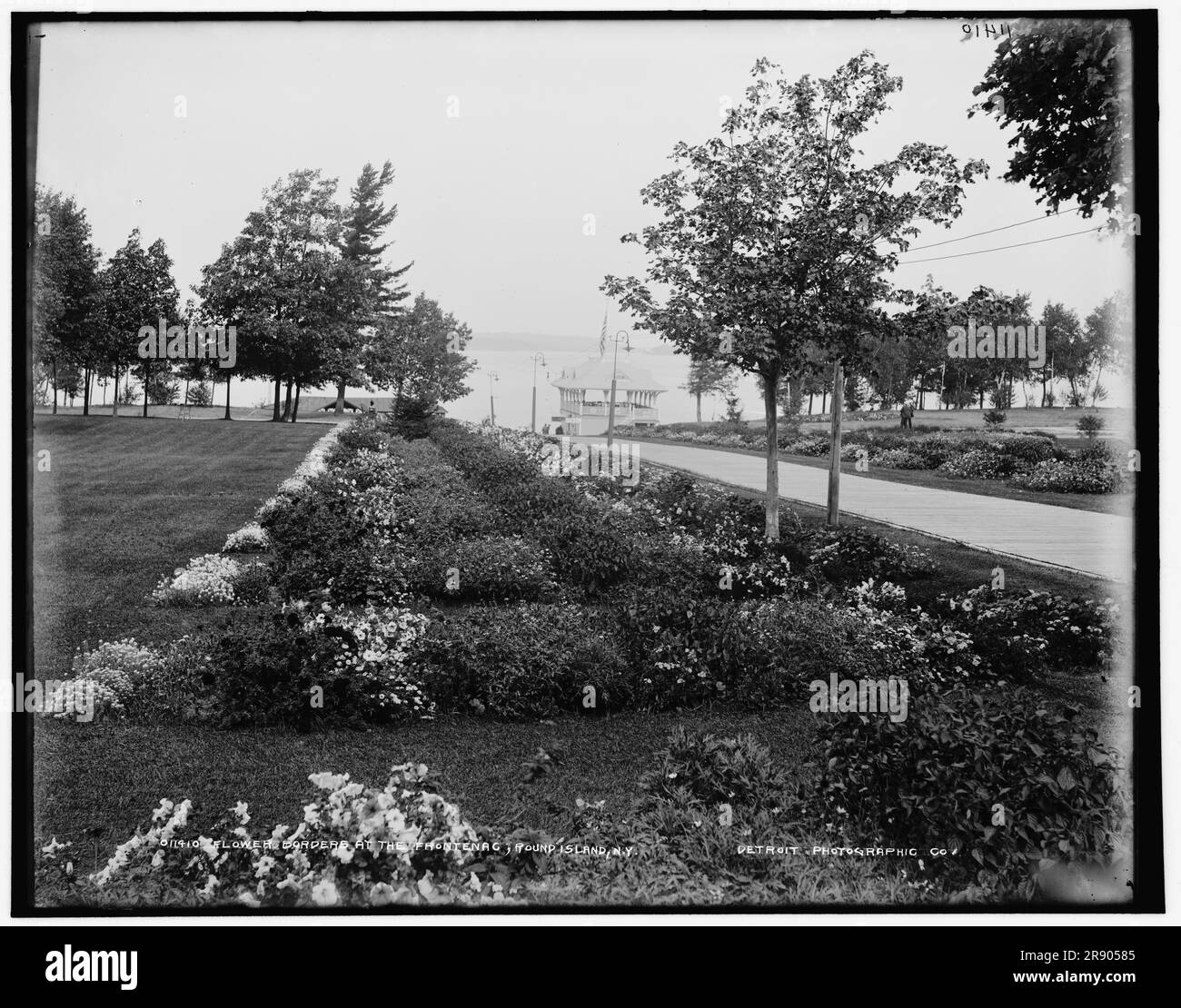 Flower confina con Frontenac, Round Island, N.Y., tra il 1890 e il 1901. La Round Island House è stata ristrutturata nel 1888 e rinominata Hotel Frontenac. Foto Stock