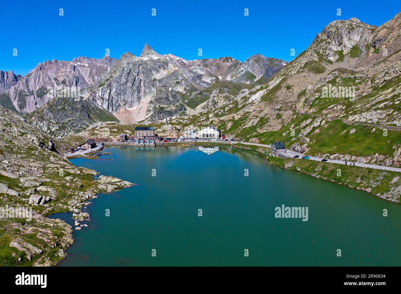 Vista dalla Great St Passo del Bernardo sul lago di montagna Lac du Grand-St-Bernard fino alle Alpi italiane con il picco Pain de Sucre in Italia Foto Stock