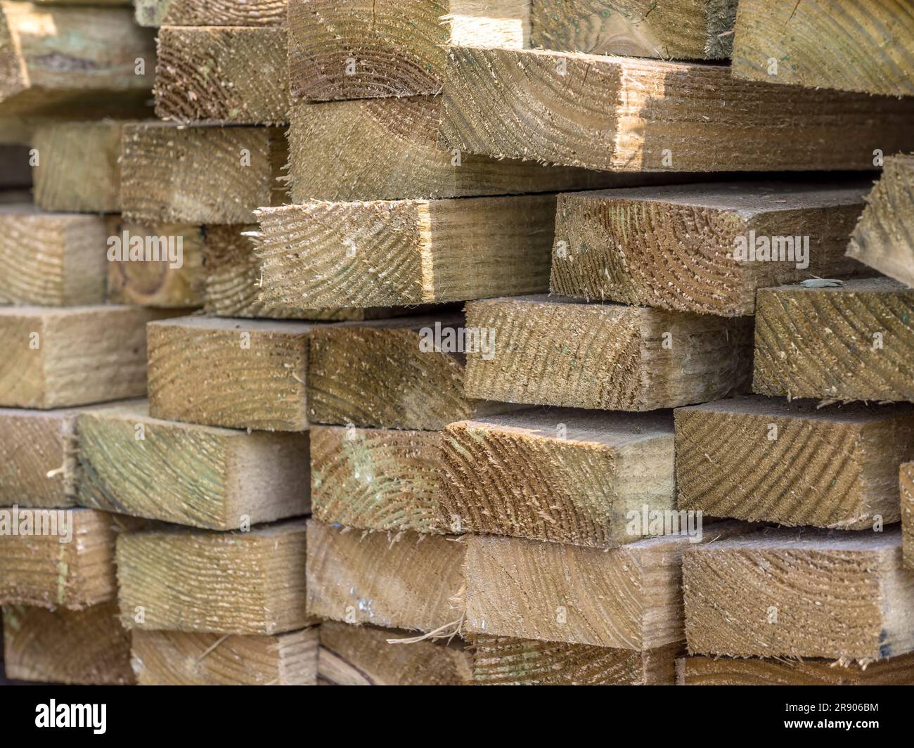 Scorte di legno impilate a strati Foto Stock