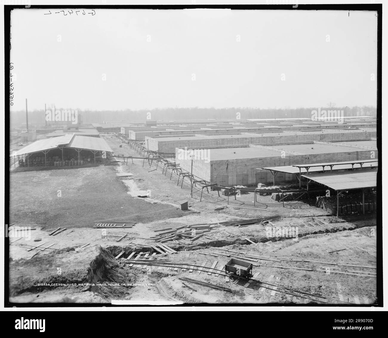 Cotton Shed, Memphis Warehouse Co., Memphis, Tenn., tra il 1900 e il 1915. Linea ferroviaria in primo piano, balle impilate e binario sopraelevato. Foto Stock