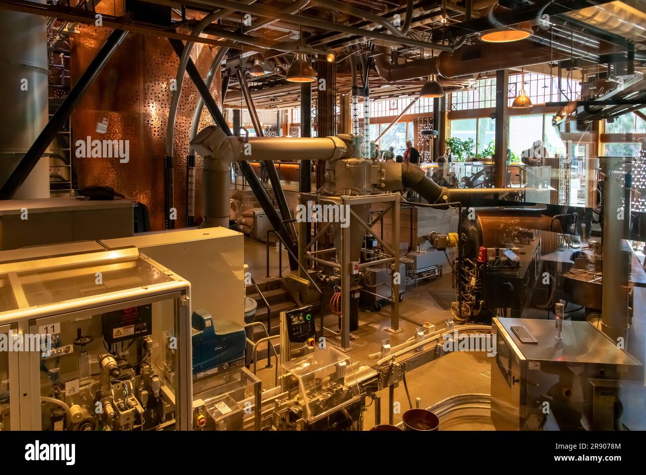 Seattle, WA, USA-luglio 2022; vista interna delle attrezzature per la torrefazione e della linea di confezionamento nel flagship store Starbucks Reserve Roastery (o Seattle Roastery) Foto Stock