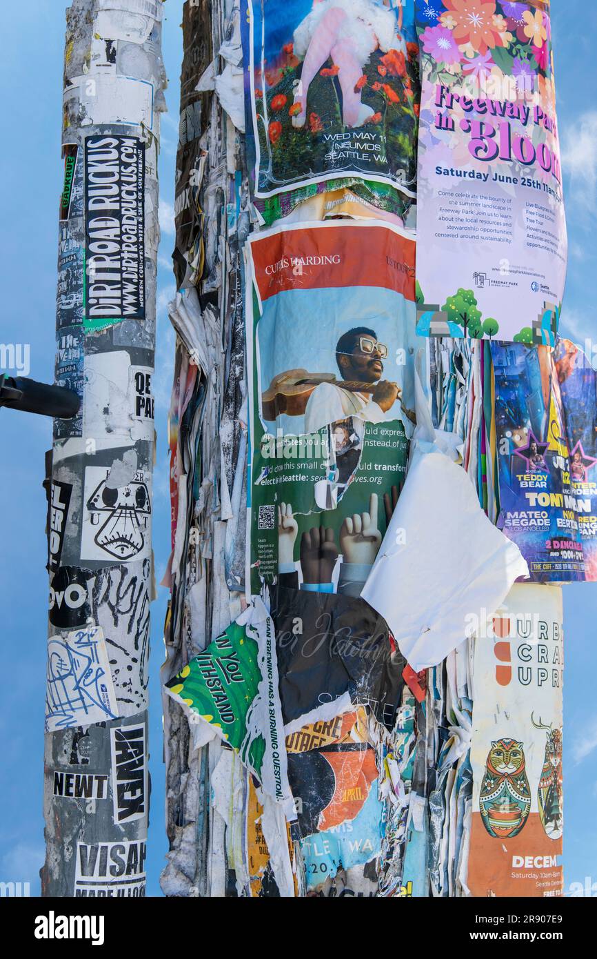 Seattle, WA, USA-luglio 2022; vista ravvicinata di un palo elettrico con strati spessi di poster e bollette intemprati e strappati per promuovere gli eventi locali nel cit Foto Stock