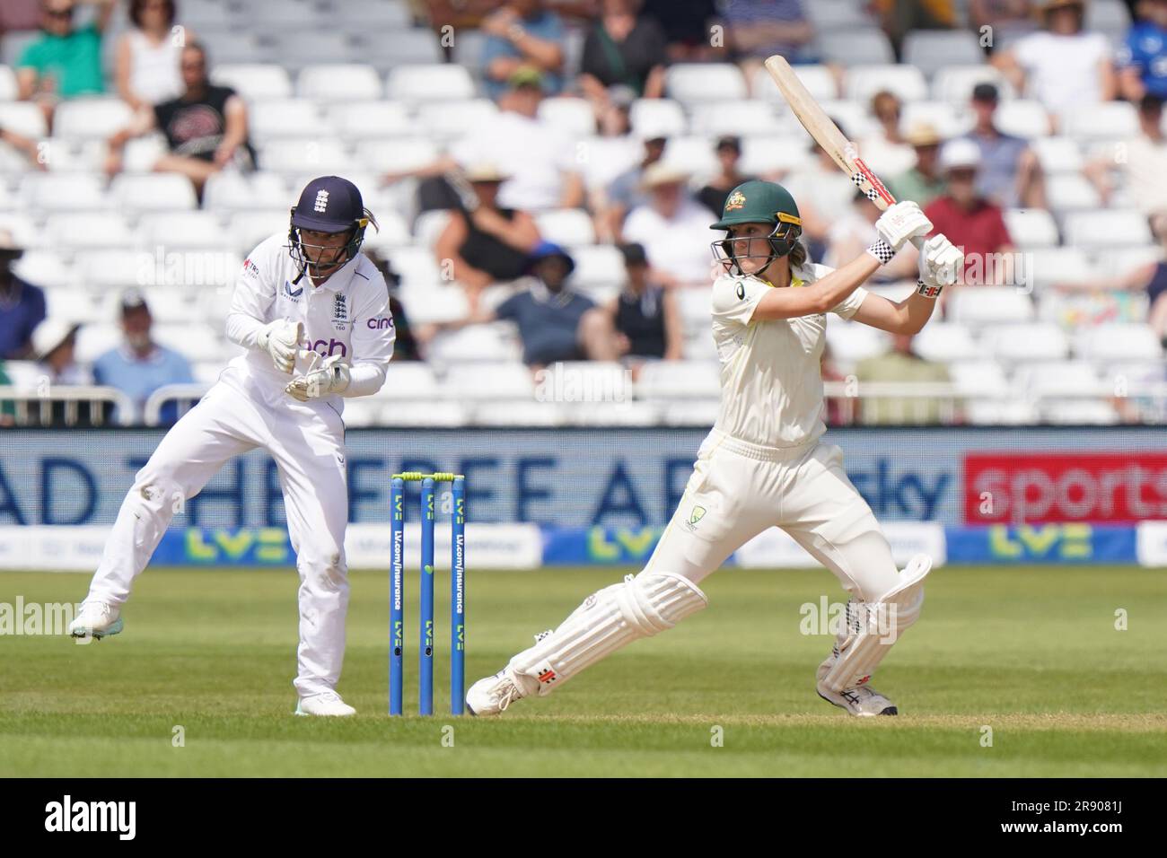 L'australiana Annabel Sutherland in battuta durante il secondo giorno del primo test match femminile di Ashes a Trent Bridge, Nottingham. Data foto: Venerdì 23 giugno 2023. Foto Stock