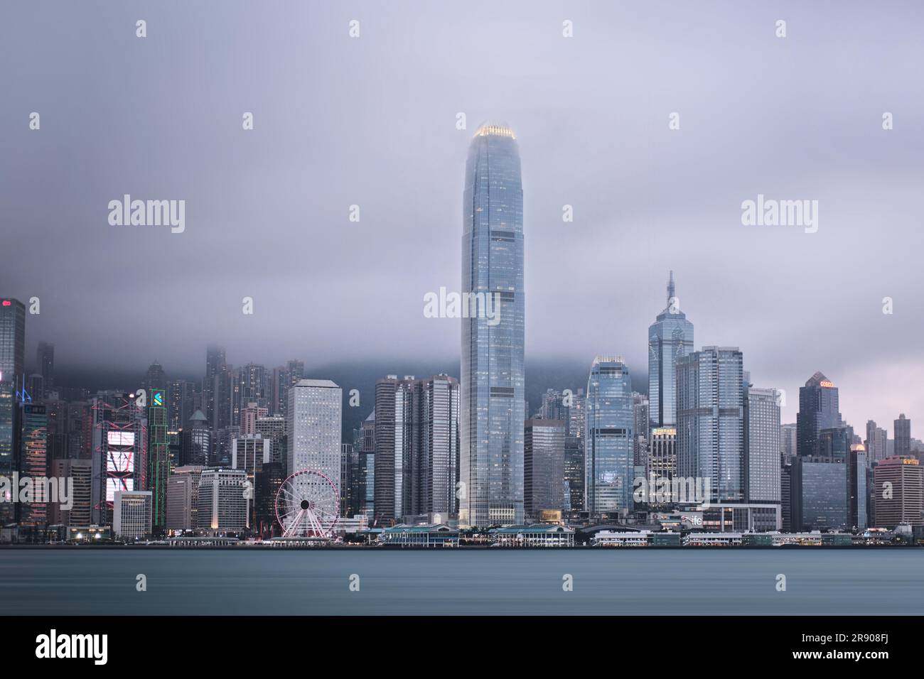 Hong Kong, Cina - 24 aprile 2023: Vista diurna della moderna Hong Kong e della World Trade Center Tower Foto Stock