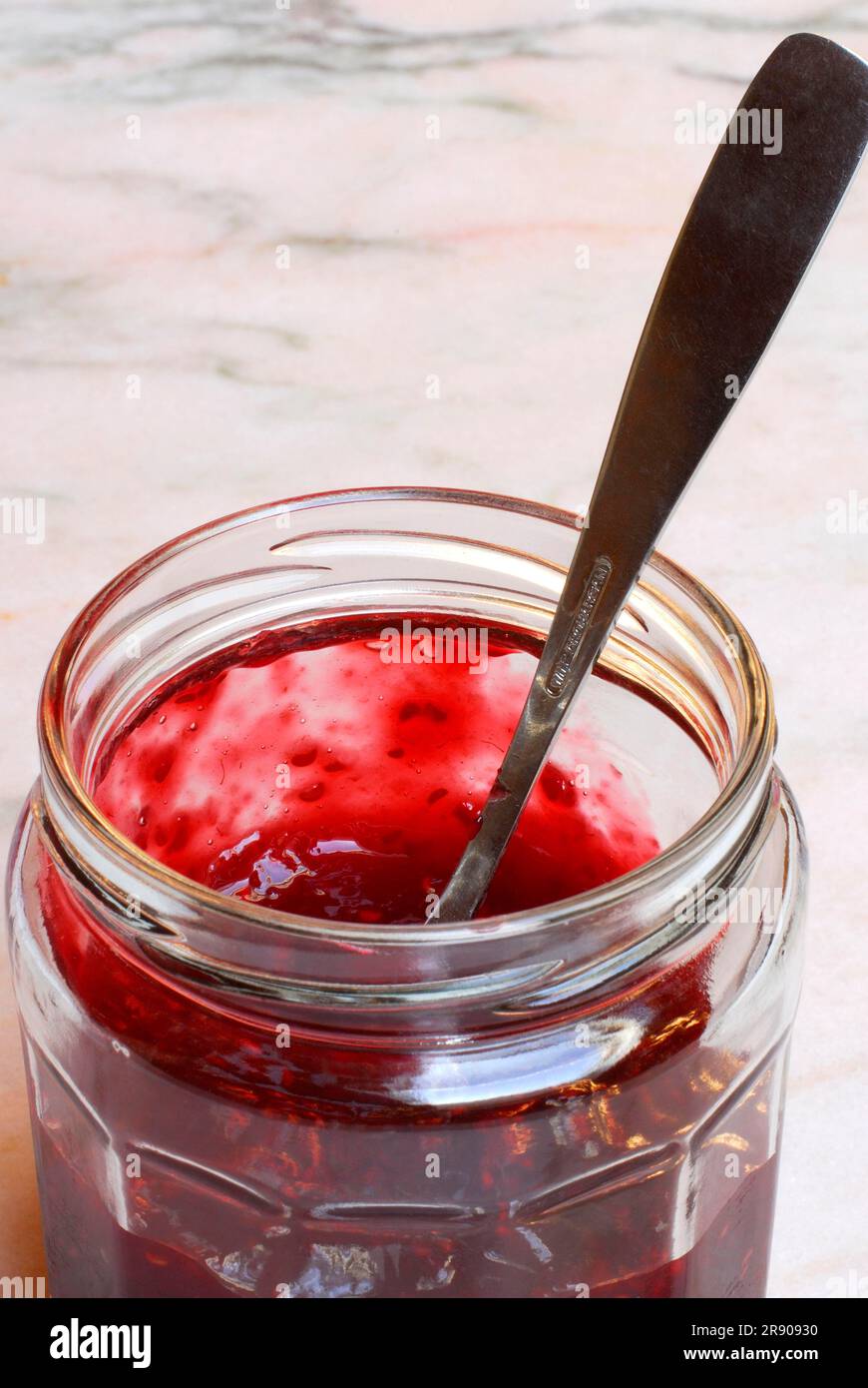 Bicchiere di marmellata di lamponi con cucchiaio, marmellata di lamponi, cucchiaio, barattolo di marmellata di lamponi Foto Stock