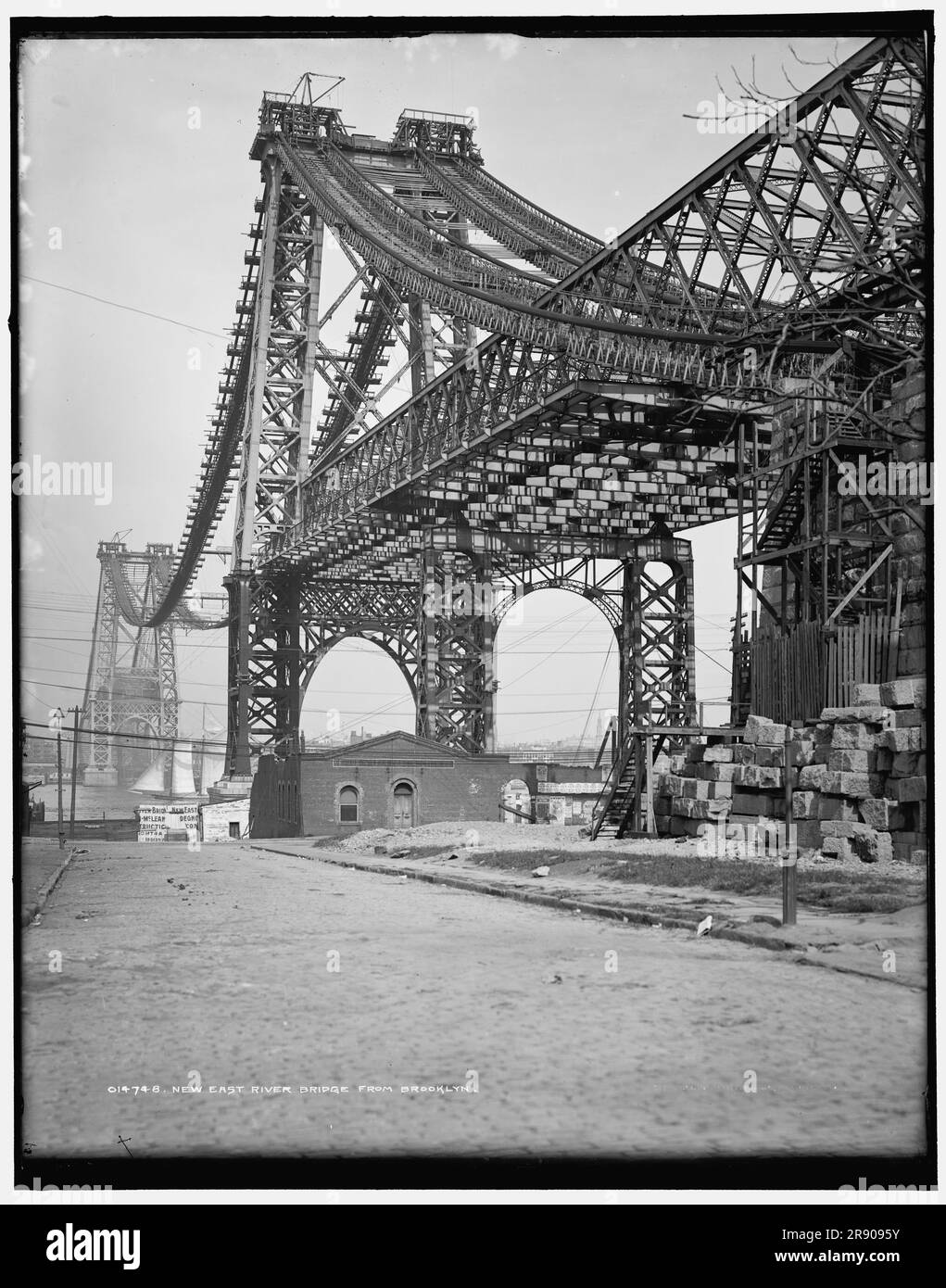 Ponte del New East River da Brooklyn, tra il 1900 e il 1906. Williamsburg Bridge, New York City. Completato nel 1903, è stato il ponte sospeso più lungo del mondo fino al 1924, e collegava il Lower East Side di Manhattan con il quartiere Williamsburg di Brooklyn. Nota: Nome sbiadito sull'edificio: "Degnon McLean Construction Company". Foto Stock