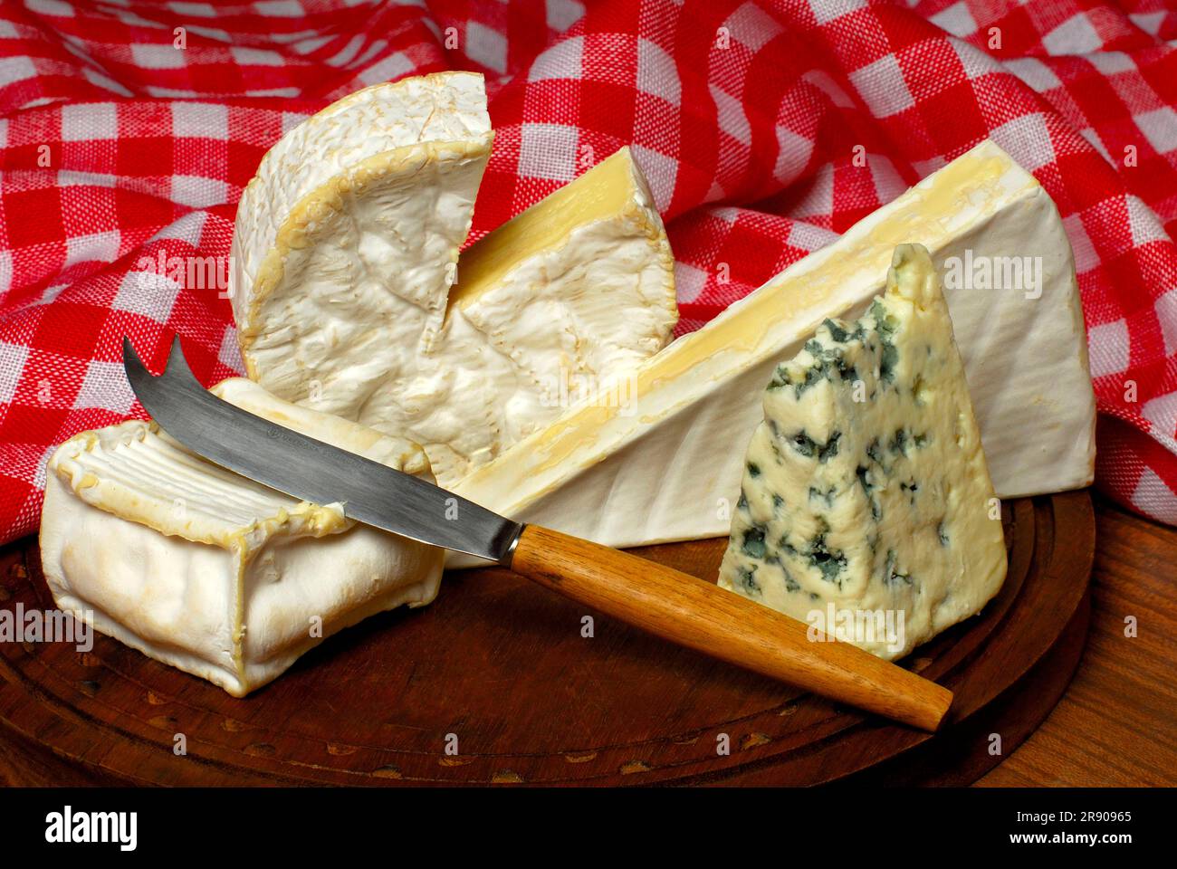 Diversi tipi di formaggio molle, Camembert, Brie, Roquefort, Pave, formaggio morbido, coltello Foto Stock