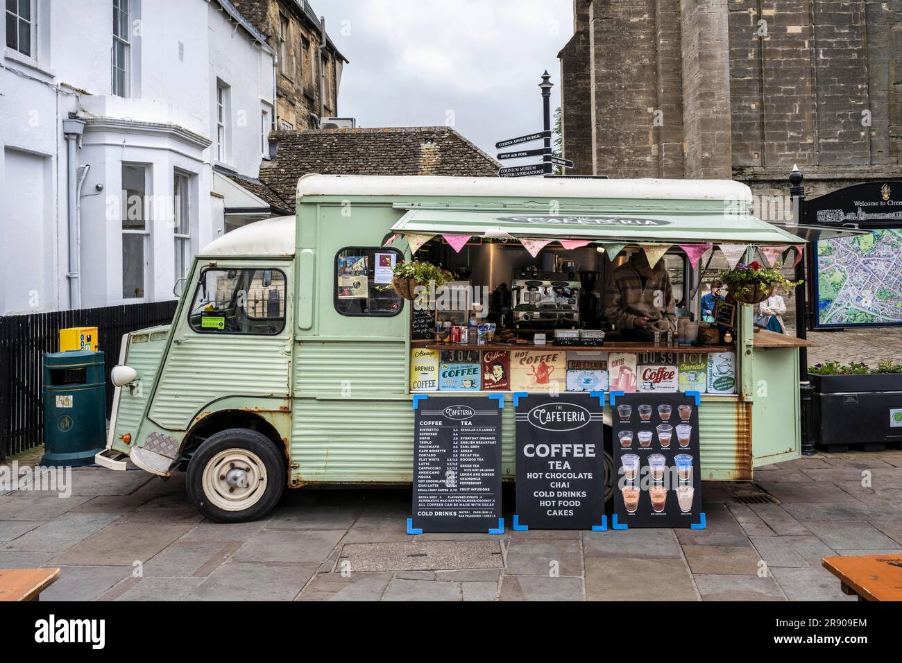 Auto d'epoca Citroen di tipo H come food truck, furgone snack nella città vecchia di Cirencester, Cotswolds, Gloucestershire, Inghilterra, Gran Bretagna Foto Stock