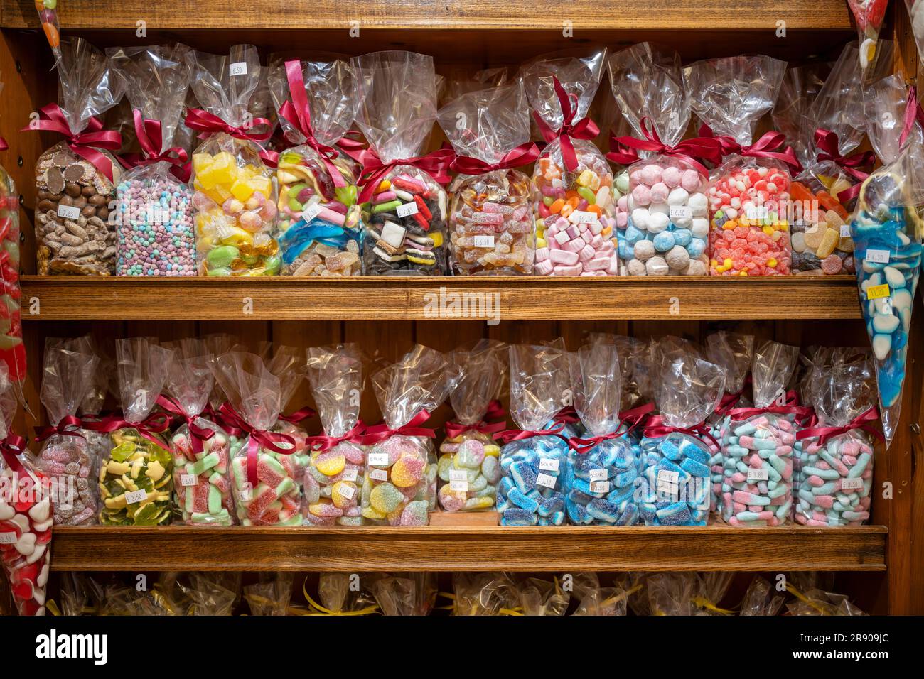 Caramelle confezionate in sacchetti di plastica e collocate su uno scaffale, Broadway, Cotswolds, Worcestershire, Inghilterra, Regno Unito Foto Stock