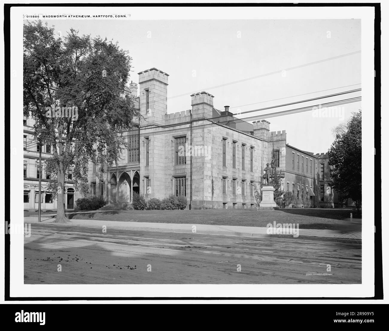 Wadsworth Athenaeum, Hartford, Conn., c1907. Progettato da Alexander Jackson Davis e Ithiel Town e aperto nel 1844, il Wadsworth Athenaeum è il più antico museo d'arte pubblico in attività negli Stati Uniti. Statua di Nathan Hale sulla destra. Foto Stock