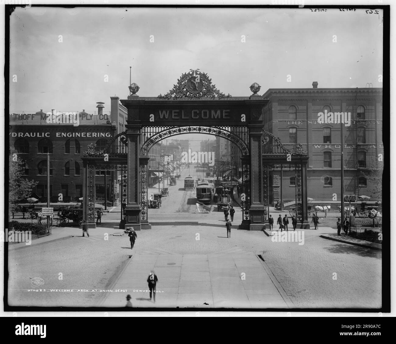 Benvenuto all'Union Depot, Denver, Colorado, c1908. Cartello con l'indicazione "Seeing Denver" Tours sulla sinistra, Struby-Estabrook Mercantile Company, edificio sulla destra. Foto Stock