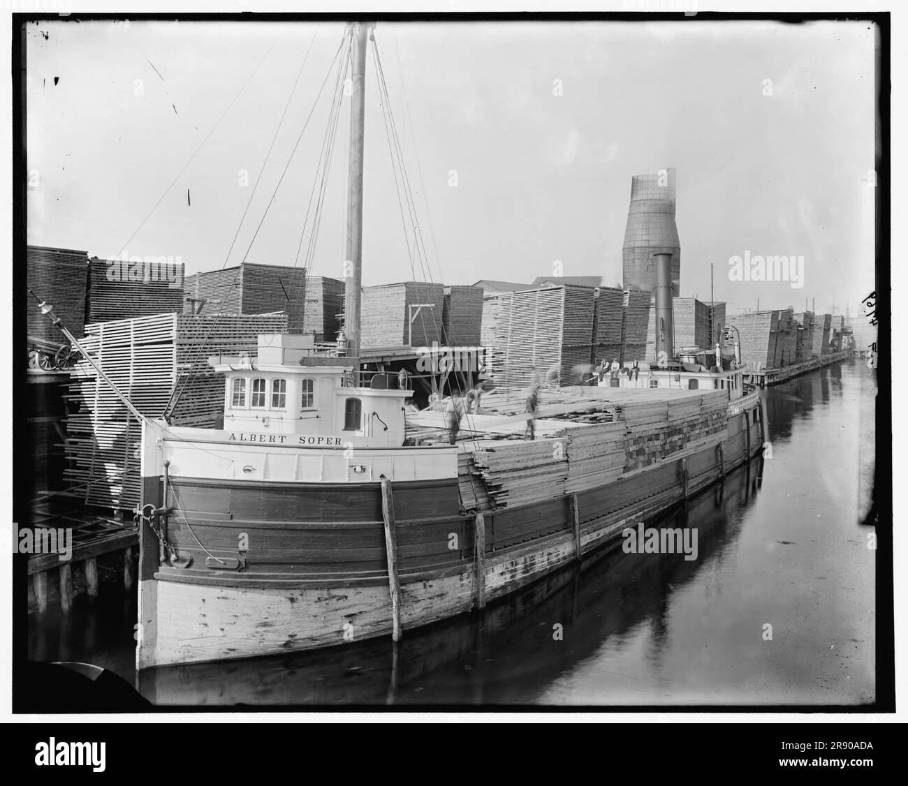 Carico di legname sul piroscafo presso i legnami di Menominee, MIC., tra il 1880 e il 1899. Foto Stock