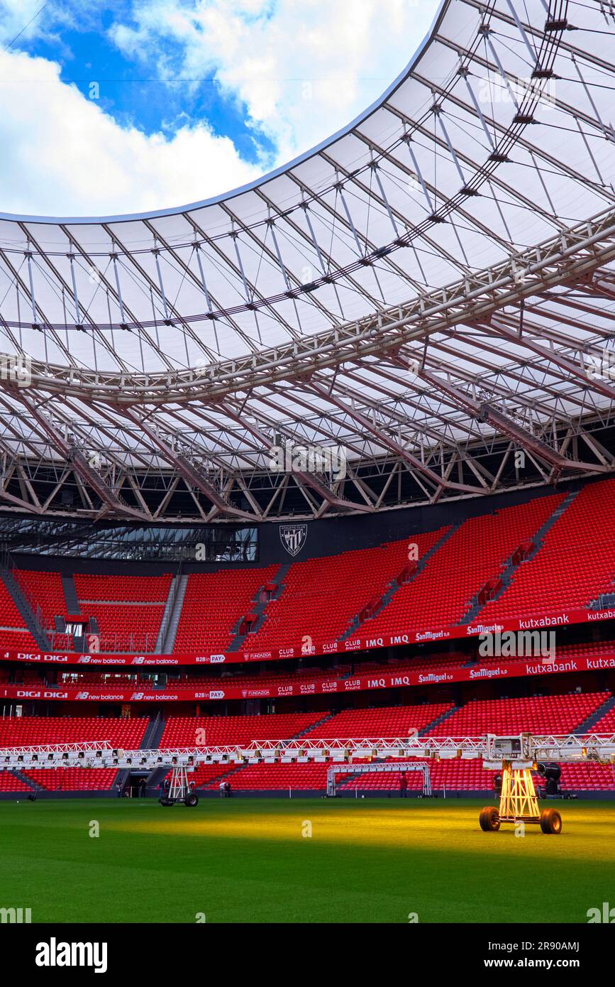Vista sul campo con attrezzature per la cura dell'erba presso l'arena di San Mames, lo stadio ufficiale dell'FC Athletic Bilbao, Spagna Foto Stock