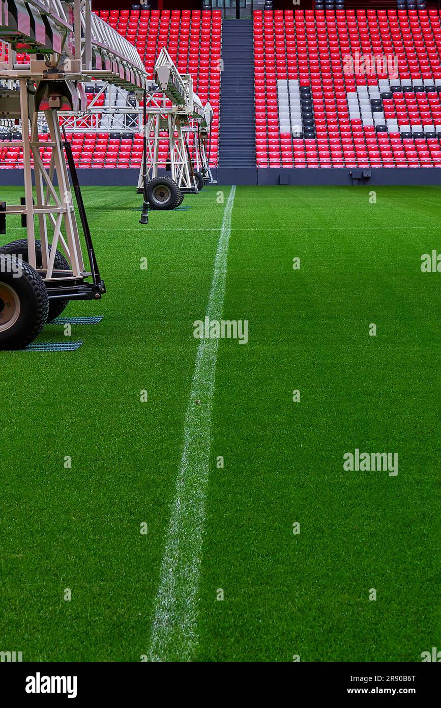 Vista sul campo con attrezzature per la cura dell'erba presso l'arena di San Mames, lo stadio ufficiale dell'FC Athletic Bilbao, Spagna Foto Stock