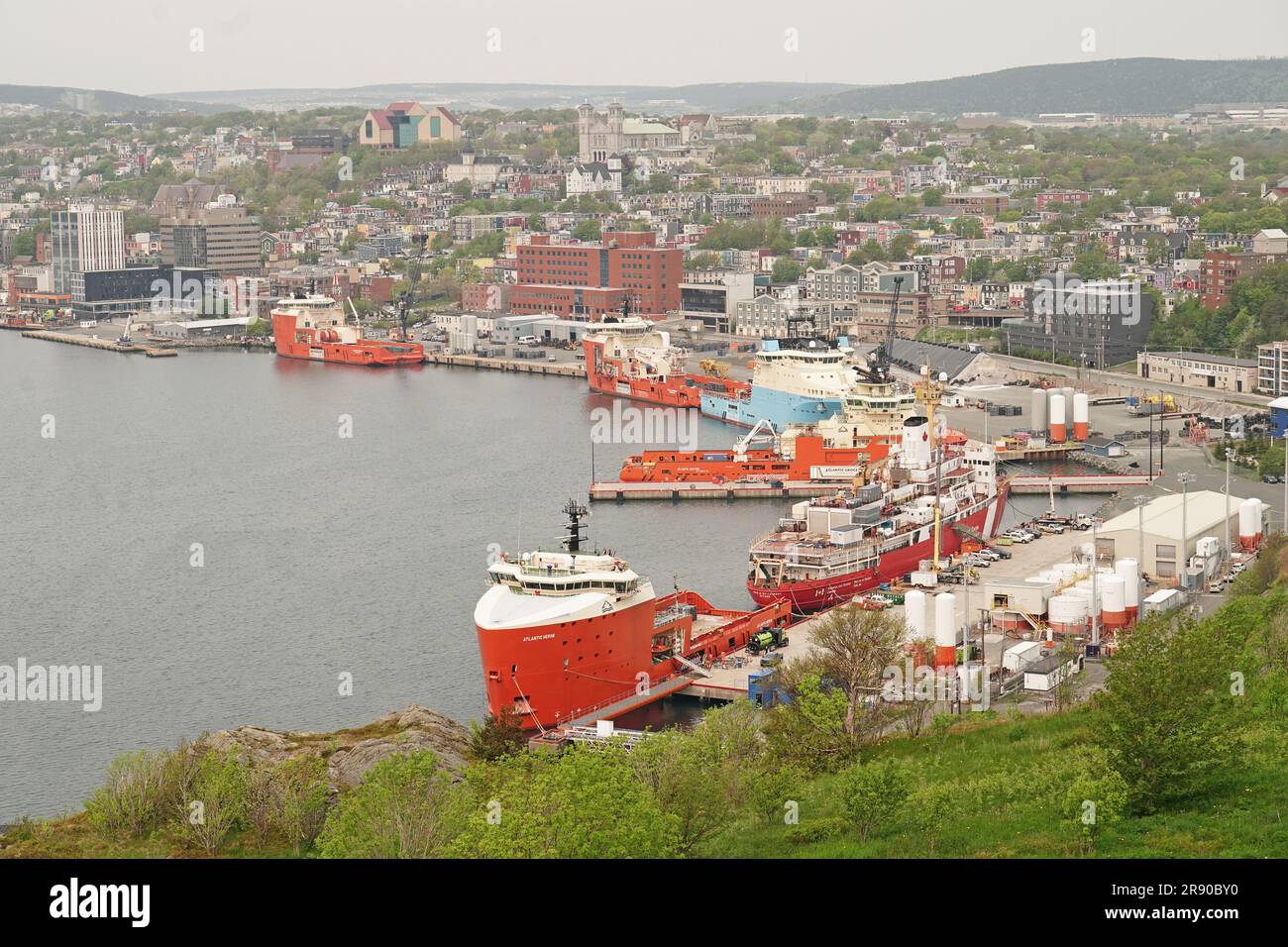 Navi ormeggiate al porto di St John e' a Terranova, Canada. Paul-Henri Nargeolet, Hamish Harding, Stockton Rush, Shahzada Dawood e suo figlio diciannovenne Suleman morirono dopo che il sommergibile Titan scomparso subì una catastrofica implosione mentre cercava di raggiungere il Titanic. Data foto: Venerdì 23 giugno 2023. Foto Stock