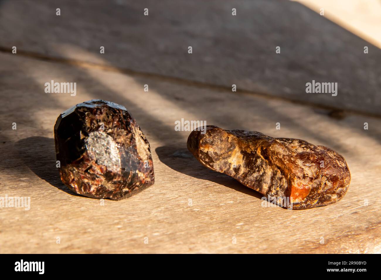 La pietra marrone in marmo naturale non lucido presenta sfumature di terra con venature distintive, offrendo un aspetto robusto e organico. Foto Stock