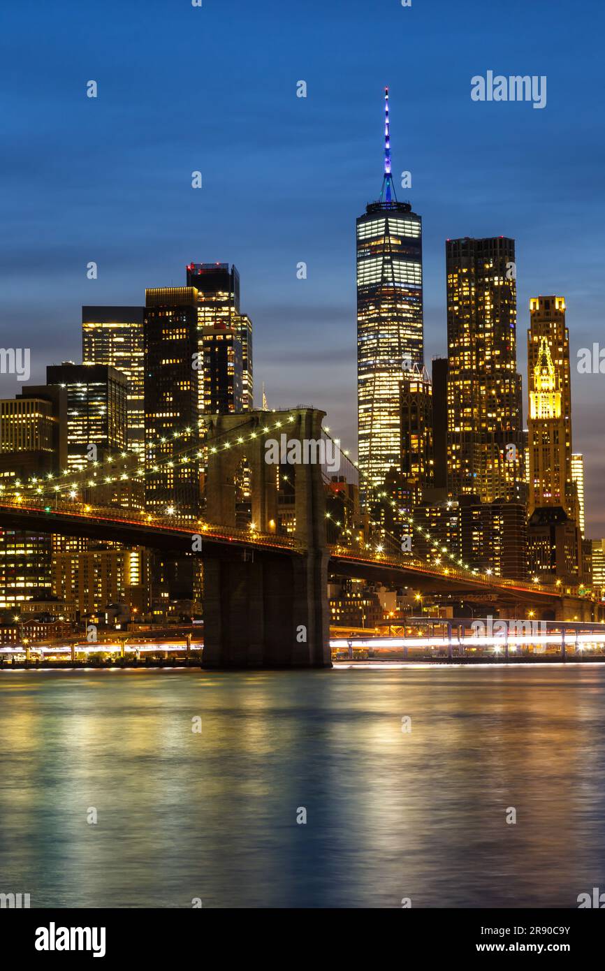 New York, USA - 10 maggio 2023: New York City Skyline di Manhattan con il ponte di Brooklyn e il World Trade Center Skyscraper at Night Vertical Format a ne Foto Stock