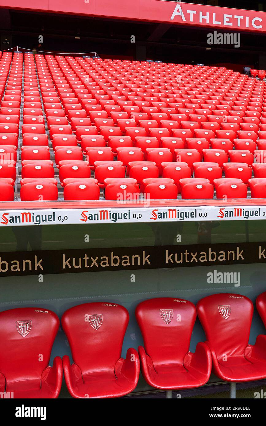 Tribunes rossi all'arena di San Mames - lo stadio di casa ufficiale dell'FC Athletic Bilbao, Spagna Foto Stock