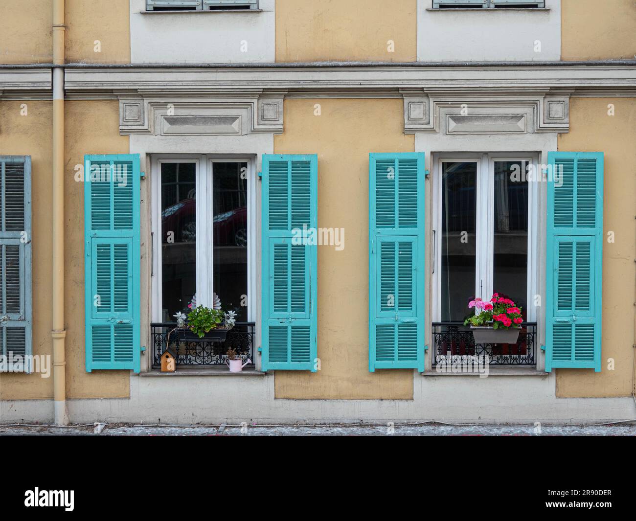 Bella in Francia, con una facciata colorata con persiane e fiori in balconi. Foto Stock