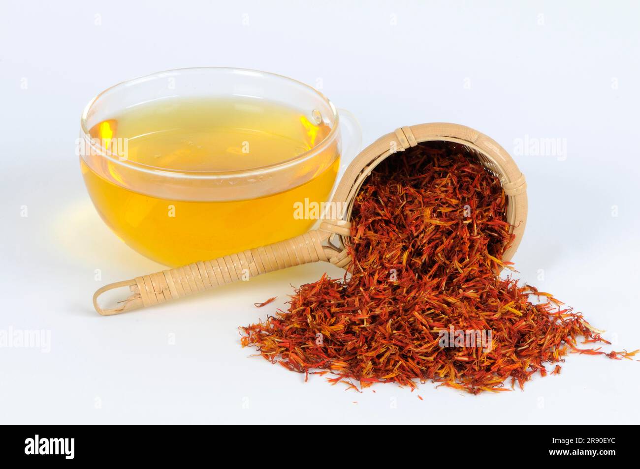 Tazza con tè di carthami Flos, Hong Hua, fiori di cartamo, tè di cartamo Foto Stock