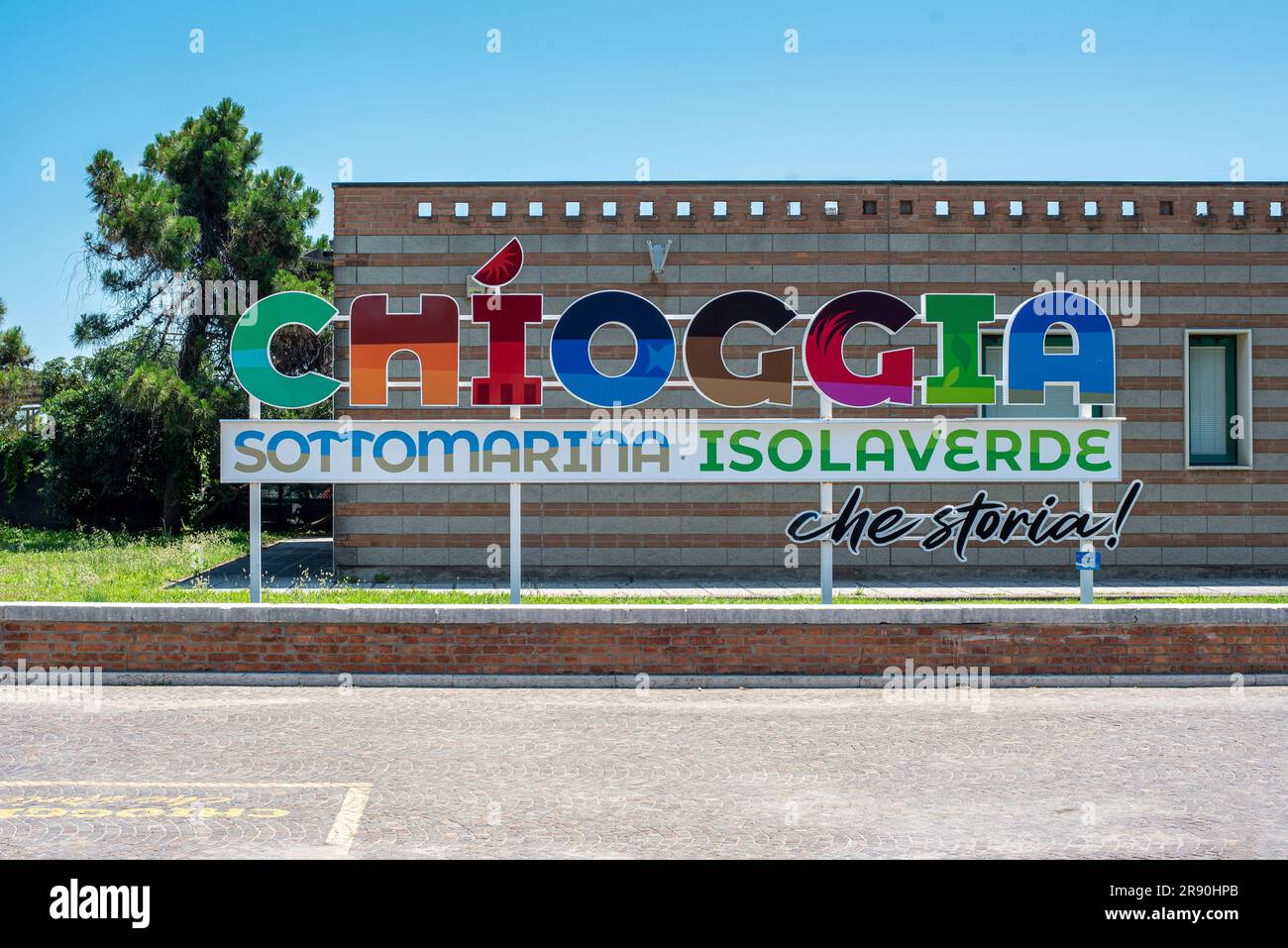 15/06/23 - Chioggia, Italia: Segno multicolore che accoglie i turisti sulle spiagge di Sottomarina vicino a Venezia, con le parole: Chioggia, Sottomarina, ISO Foto Stock