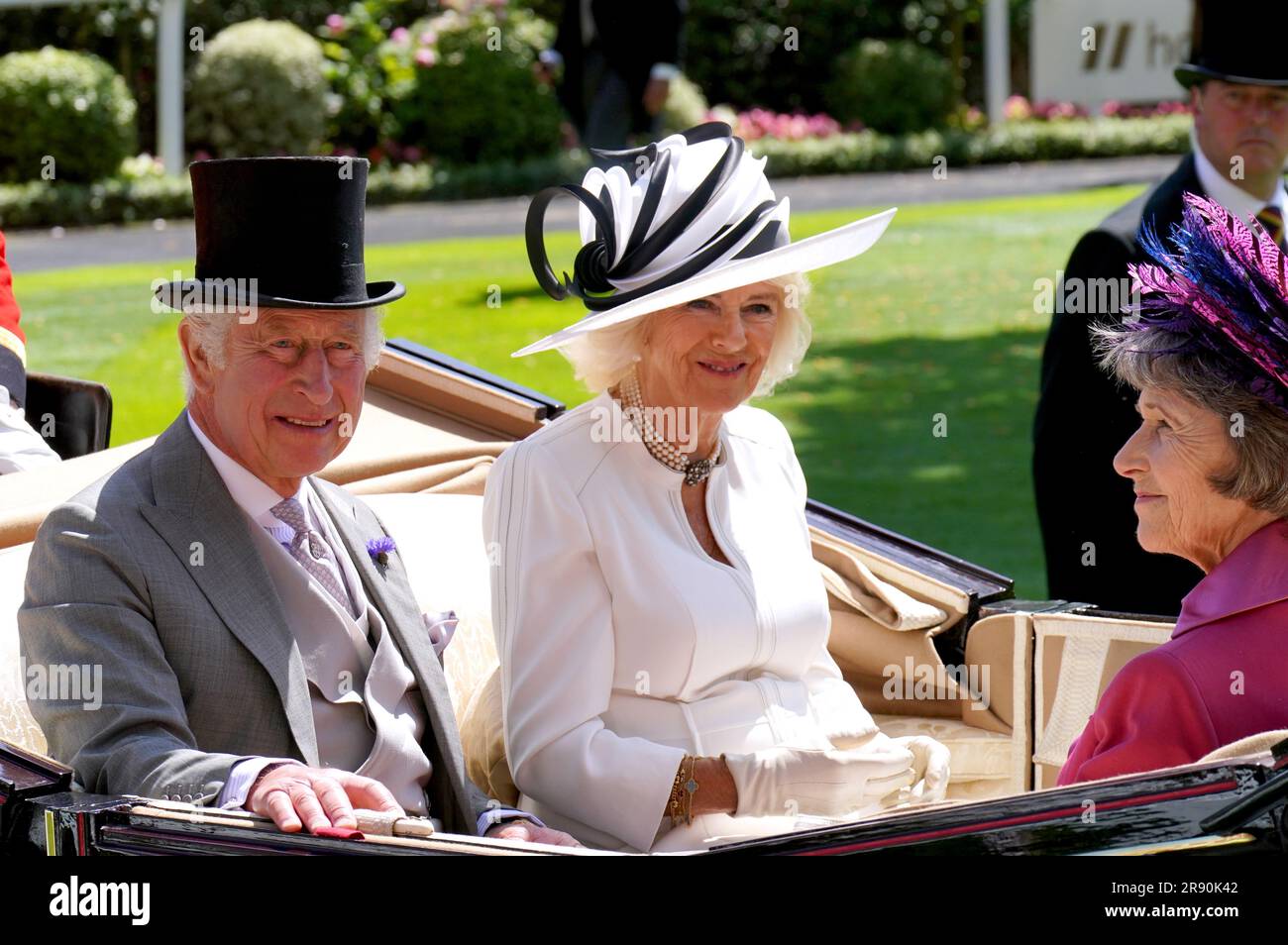 Re Carlo III, la regina Camilla e la duchessa di Devonshire arrivano in carrozza durante il quarto giorno del Royal Ascot all'ippodromo di Ascot, Berkshire. Data foto: Venerdì 23 giugno 2023. Foto Stock
