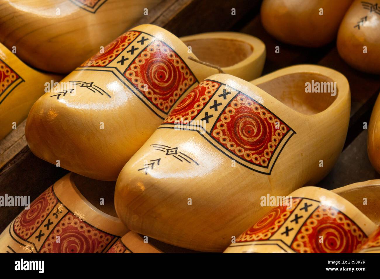 Paia tradizionali di scarpe in legno olandesi da vicino sul mercato Foto Stock