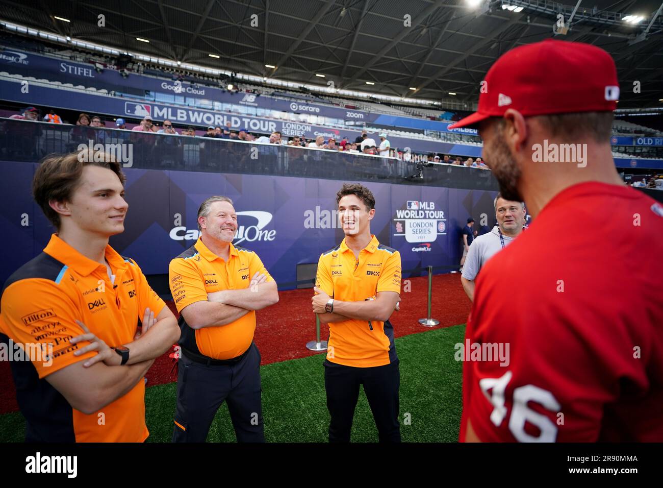 CEO della McLaren Racing, Zak Brown (secondo da sinistra) e i piloti della McLaren Formula 1 Lando Norris (secondo da destra) e Oscar Piastri (a sinistra) interagiscono con St. Paul Goldschmidt dei Louis Cardinals durante una giornata di allenamento in vista della partita della MLB London Series al London Stadium, Londra. Data foto: Venerdì 23 giugno 2023. Foto Stock