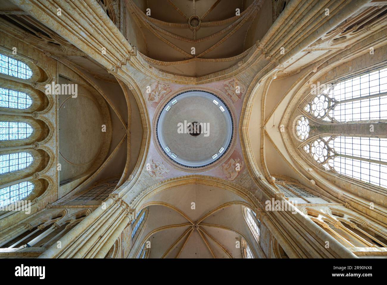 Provins, Francia - 24 maggio 2023 : Vista verticale dell'attraversamento della Collegiata di San Quiriace a Provins, città medievale nel depar francese Foto Stock