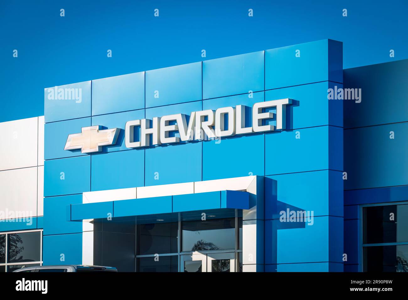 Upland, Stati Uniti d'America – 15 novembre 2022: Il logo familiare della cravatta di fiocco, il marchio Chevrolet e i design dei veicoli che rispondono alle esigenze del conducente promettono vendite Foto Stock