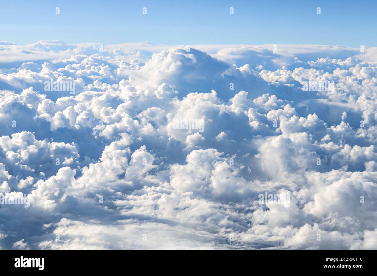Cielo blu e nuvole bianche setose dalle forme impressionanti, viste in altezza Foto Stock