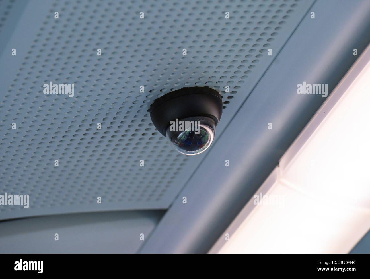 Überwachungskamera in einer Regionalbahn, Wiesbaden, Assia, Deutschland Foto Stock