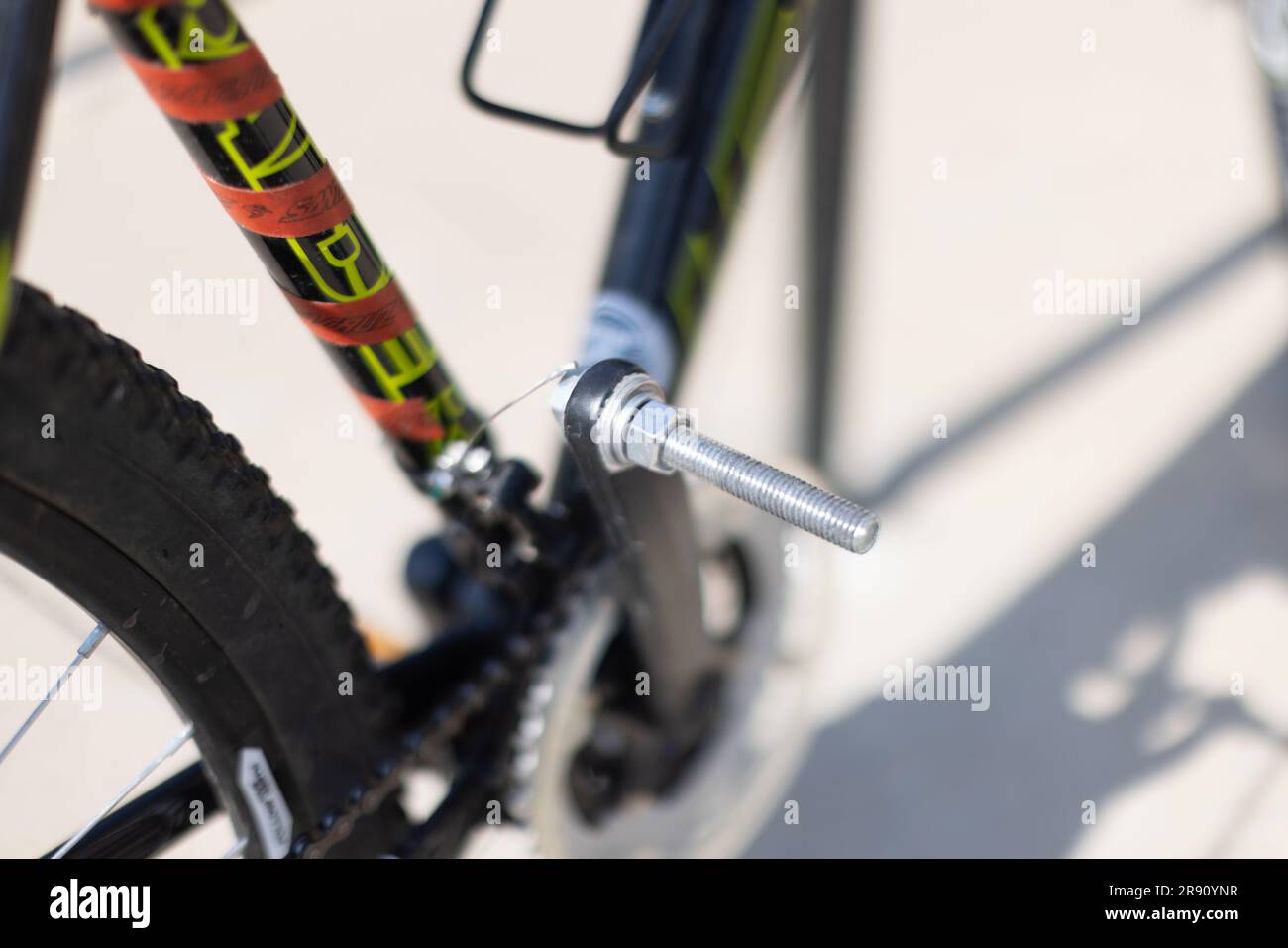 Pedale improvvisato su una bicicletta realizzato con asta filettata. Foto Stock