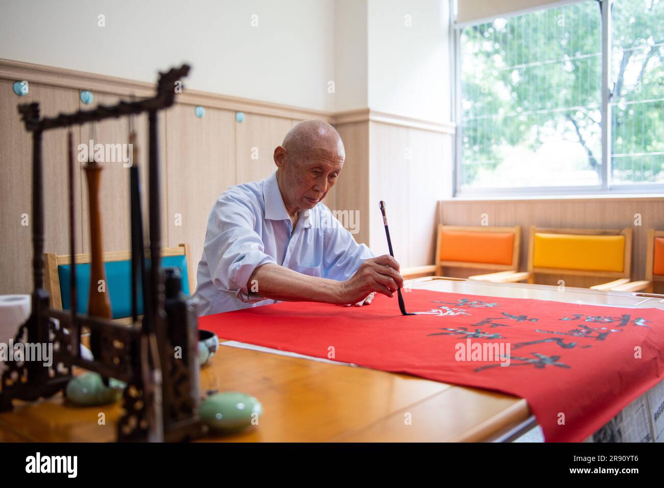 (230623) -- CHANGSHA, 23 giugno 2023 (Xinhua) -- Un residente anziano pratica calligrafia in una casa di cura nella contea di Hanshou della città di Changde, nella provincia di Hunan della Cina centrale, 20 giugno 2023. La città di Changde ha intensificato gli sforzi per sviluppare un sistema di servizi di assistenza agli anziani composto principalmente da cure domestiche, servizi comunitari, cure istituzionali e mediche. (Xinhua/Chen Sihan) Foto Stock