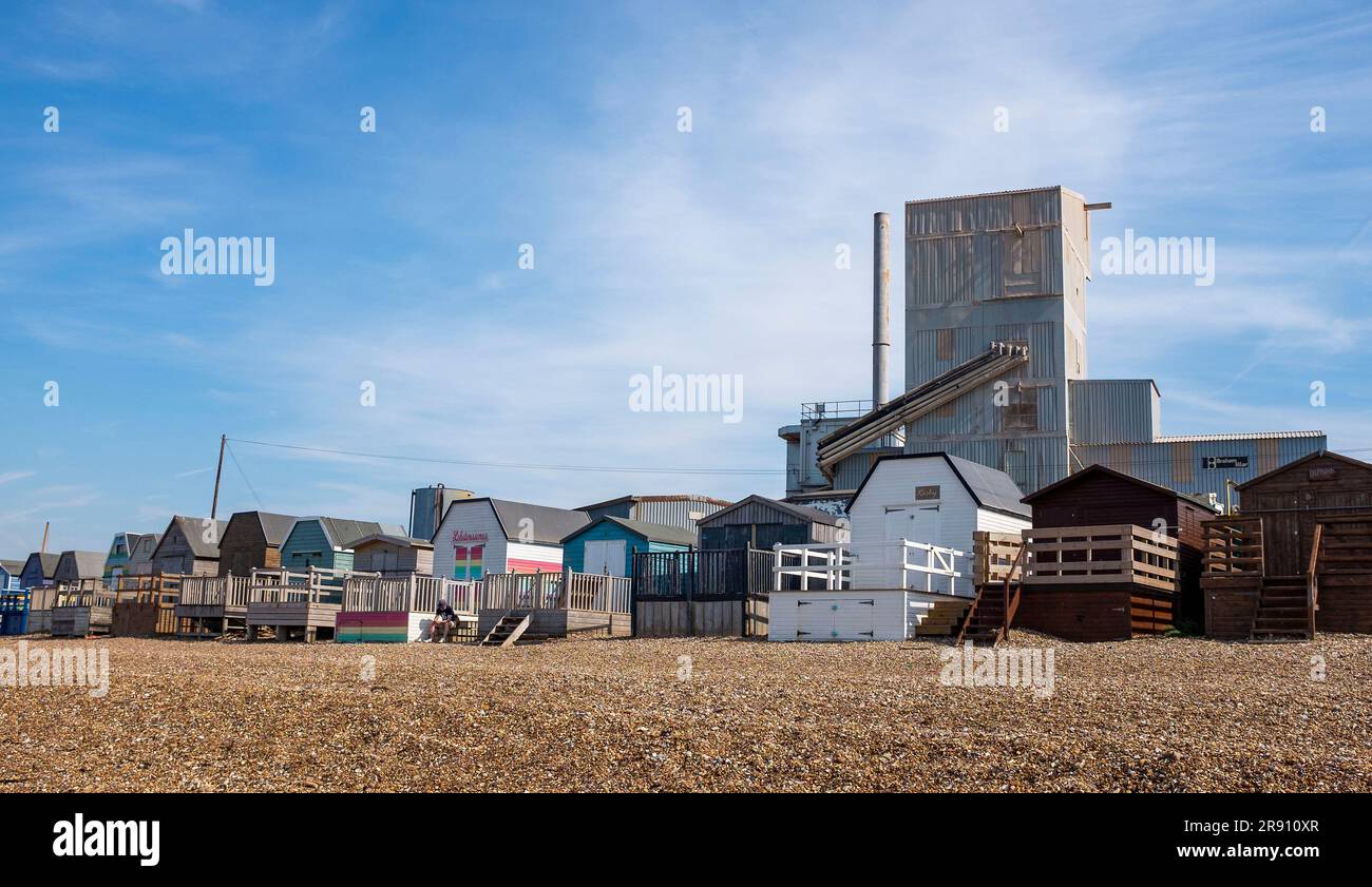 Whitstable North Kent , Inghilterra Regno Unito - la fabbrica di cemento Brett Aggregates and Asphalt vicino alla spiaggia e al porto Foto Stock