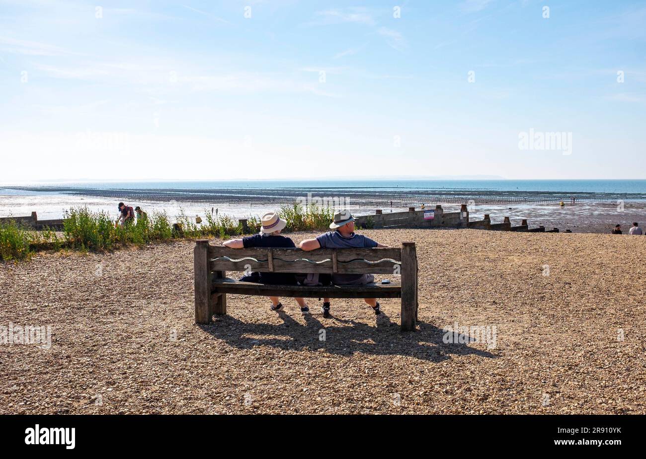 Whitstable North Kent , Inghilterra Regno Unito - guardando fuori da una panchina sulla spiaggia sopra l'estuario del Tamigi Foto Stock