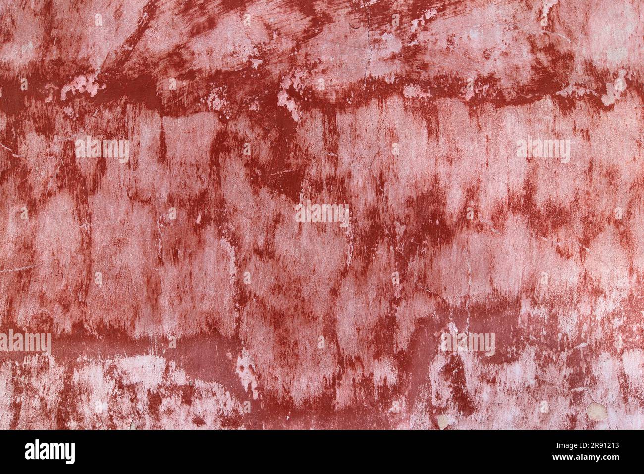 Vernice rossa macchiata e verniciata sulla parete, sfondo grunge astratto Foto Stock
